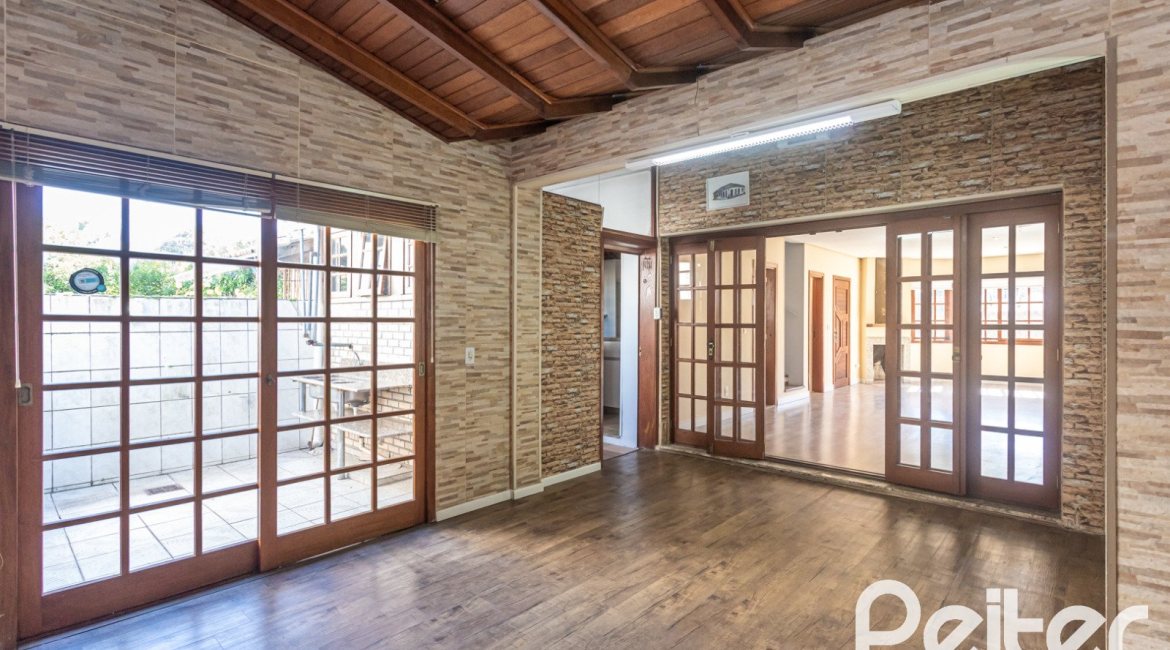 Casa à venda com 155m², 3 dormitórios, 1 suíte, 2 vagas, no bairro Guarujá em Porto Alegre