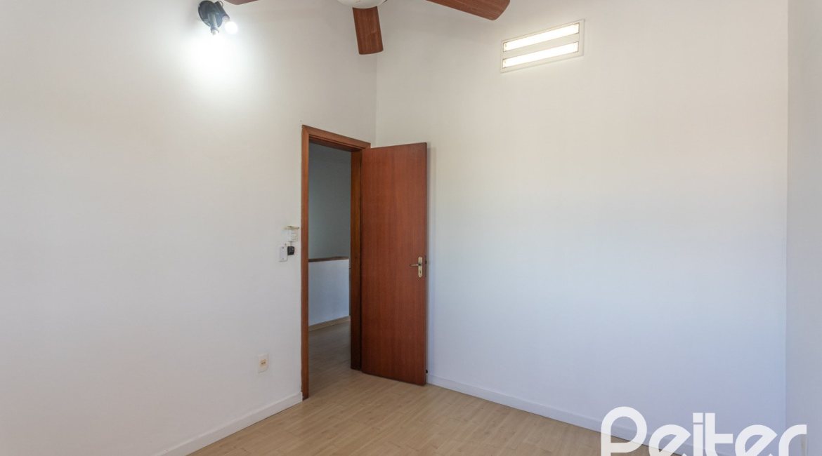 Casa à venda com 155m², 3 dormitórios, 1 suíte, 2 vagas, no bairro Guarujá em Porto Alegre