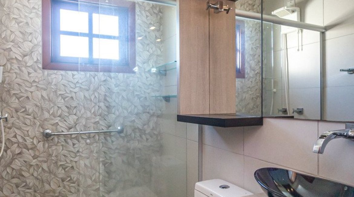 Casa à venda com 155m², 3 dormitórios, 1 suíte, 2 vagas, no bairro Guarujá em Porto Alegre