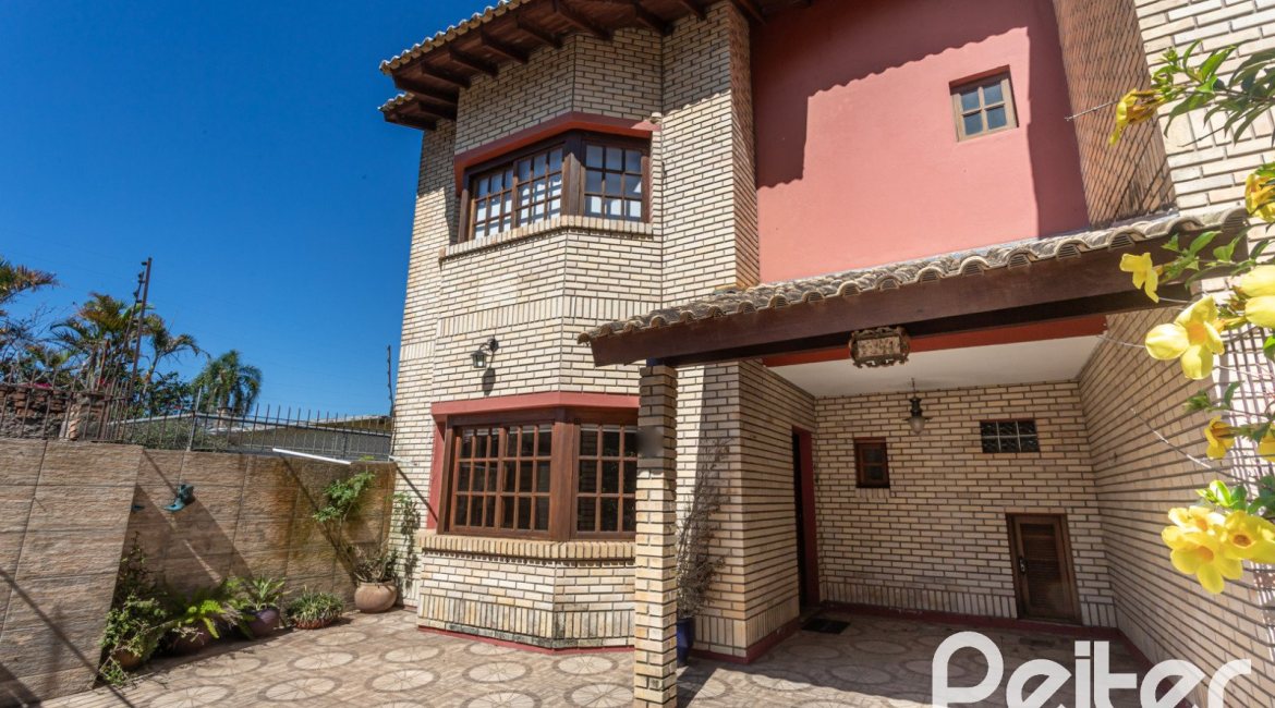 Casa à venda com 155m², 3 dormitórios, 1 suíte, 2 vagas, no bairro Guarujá em Porto Alegre