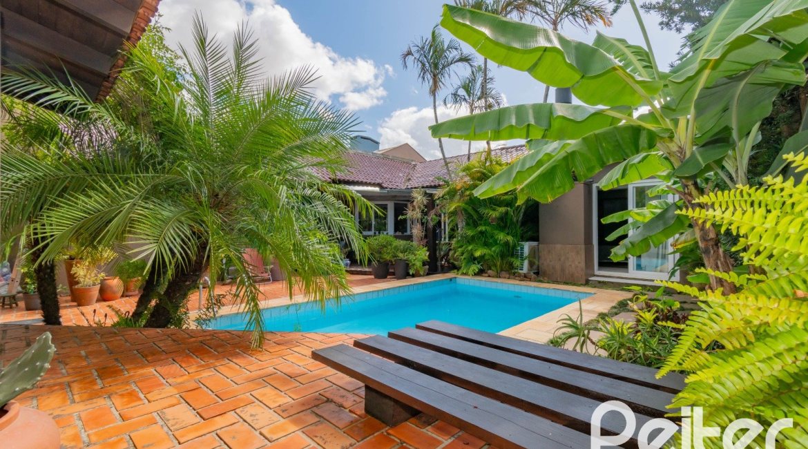 Casa à venda com 326m², 3 dormitórios, 1 suíte, 4 vagas, no bairro Ipanema em Porto Alegre
