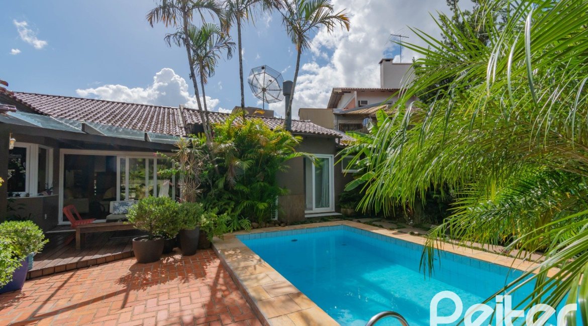 Casa à venda com 326m², 3 dormitórios, 1 suíte, 4 vagas, no bairro Ipanema em Porto Alegre