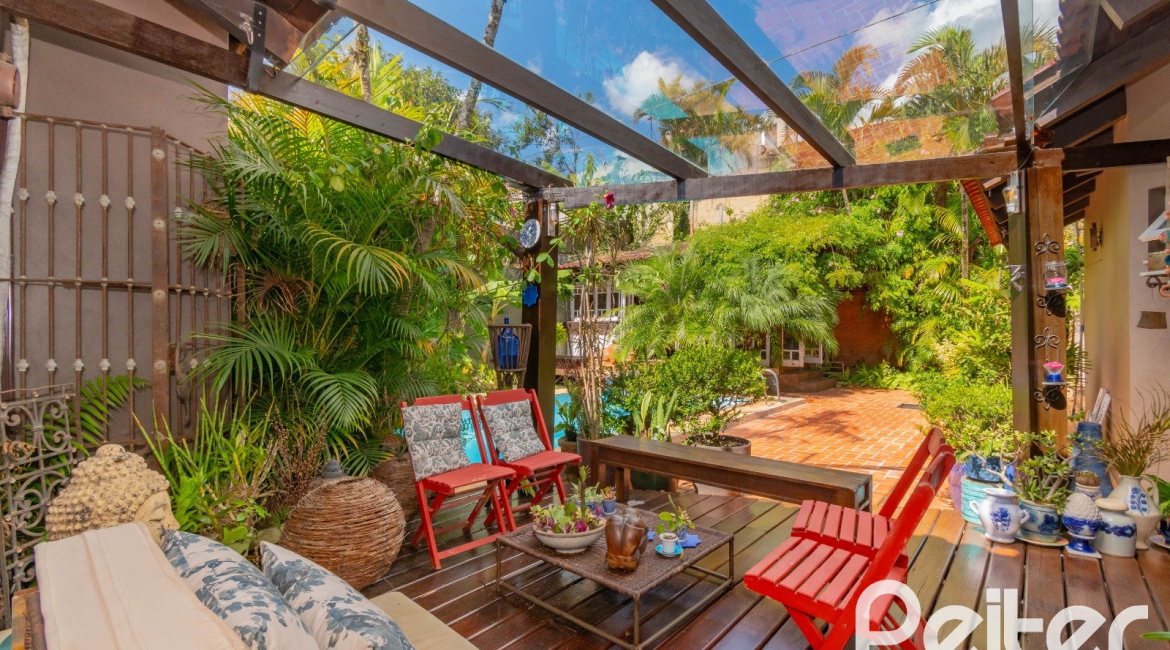 Casa à venda com 326m², 3 dormitórios, 1 suíte, 4 vagas, no bairro Ipanema em Porto Alegre