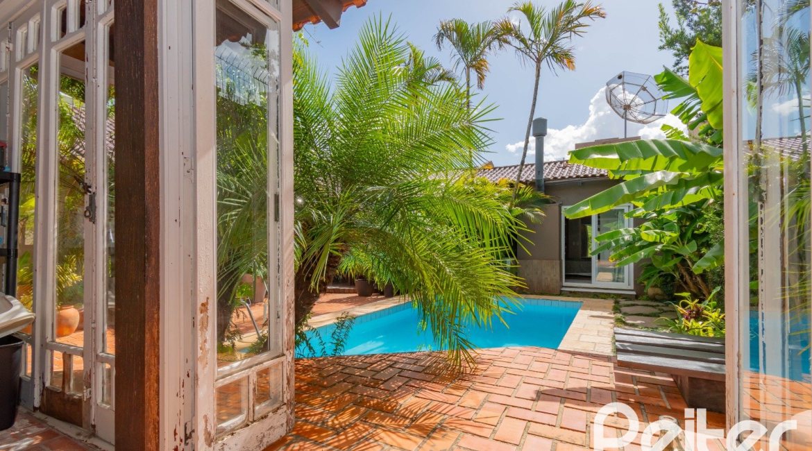 Casa à venda com 326m², 3 dormitórios, 1 suíte, 4 vagas, no bairro Ipanema em Porto Alegre