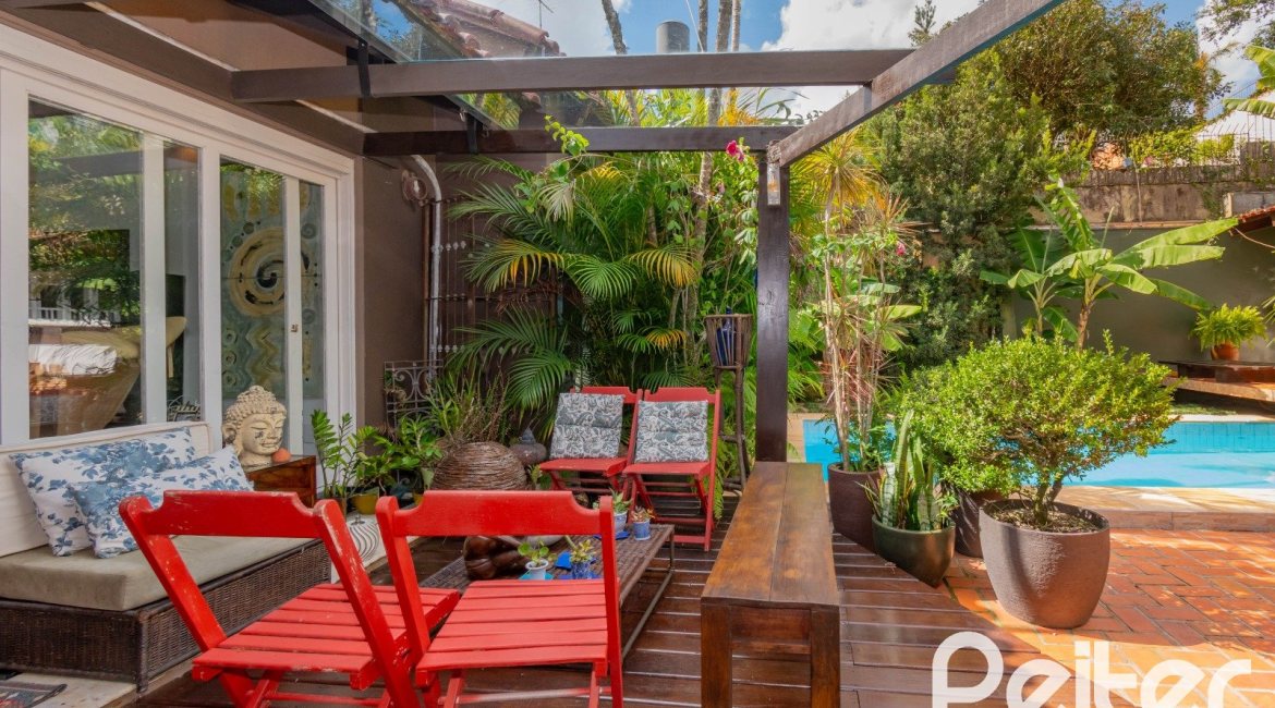 Casa à venda com 326m², 3 dormitórios, 1 suíte, 4 vagas, no bairro Ipanema em Porto Alegre