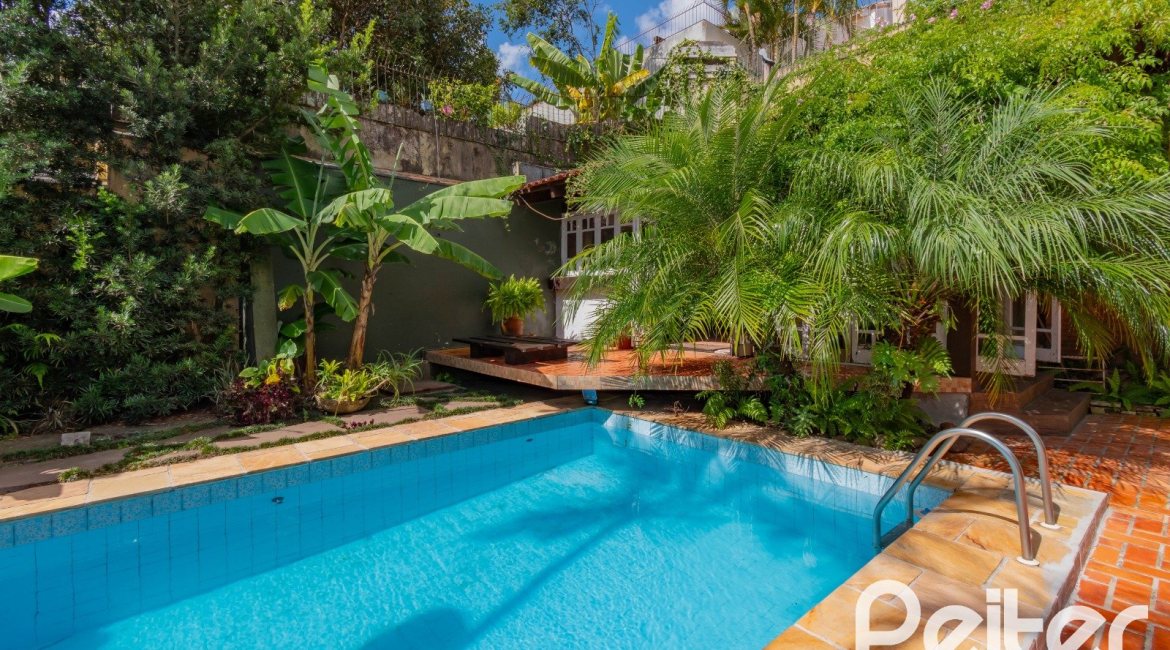 Casa à venda com 326m², 3 dormitórios, 1 suíte, 4 vagas, no bairro Ipanema em Porto Alegre