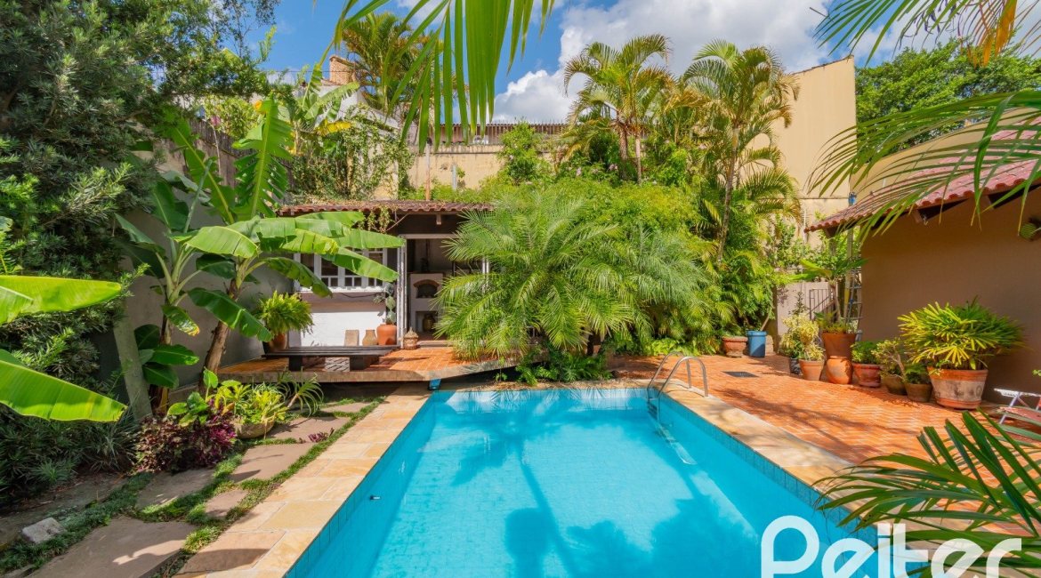 Casa à venda com 326m², 3 dormitórios, 1 suíte, 4 vagas, no bairro Ipanema em Porto Alegre