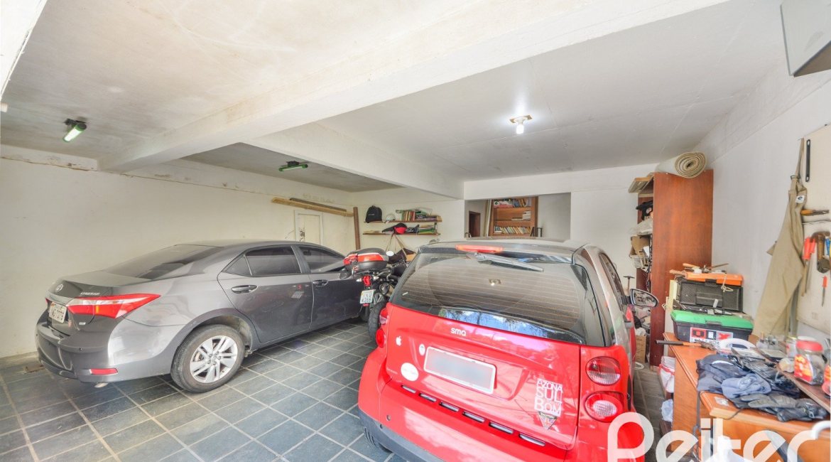 Casa à venda com 326m², 3 dormitórios, 1 suíte, 4 vagas, no bairro Ipanema em Porto Alegre