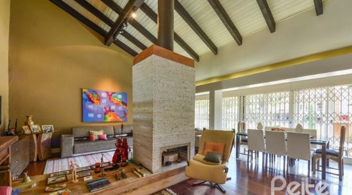 Casa à venda com 326m², 3 dormitórios, 1 suíte, 4 vagas, no bairro Ipanema em Porto Alegre