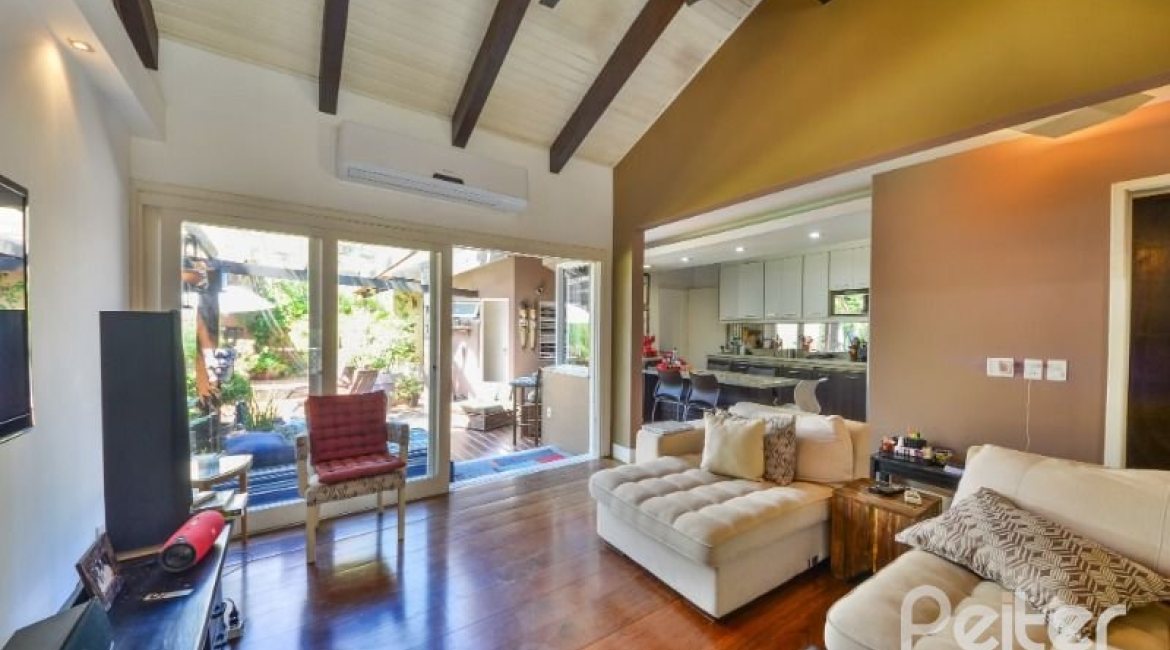 Casa à venda com 326m², 3 dormitórios, 1 suíte, 4 vagas, no bairro Ipanema em Porto Alegre