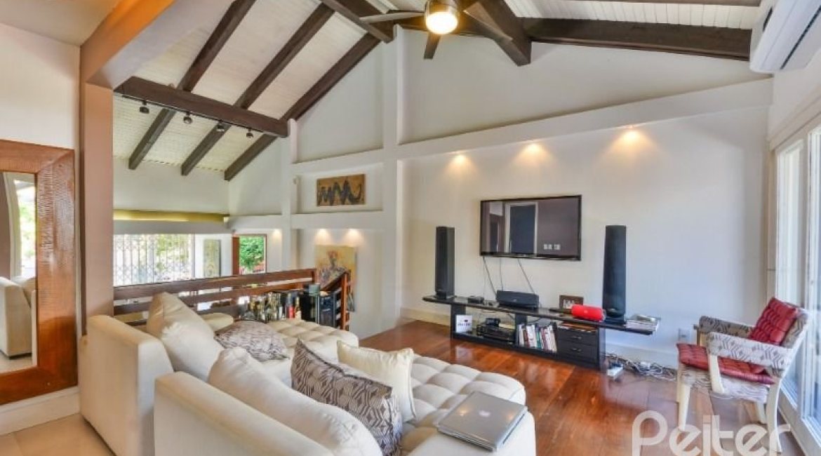 Casa à venda com 326m², 3 dormitórios, 1 suíte, 4 vagas, no bairro Ipanema em Porto Alegre