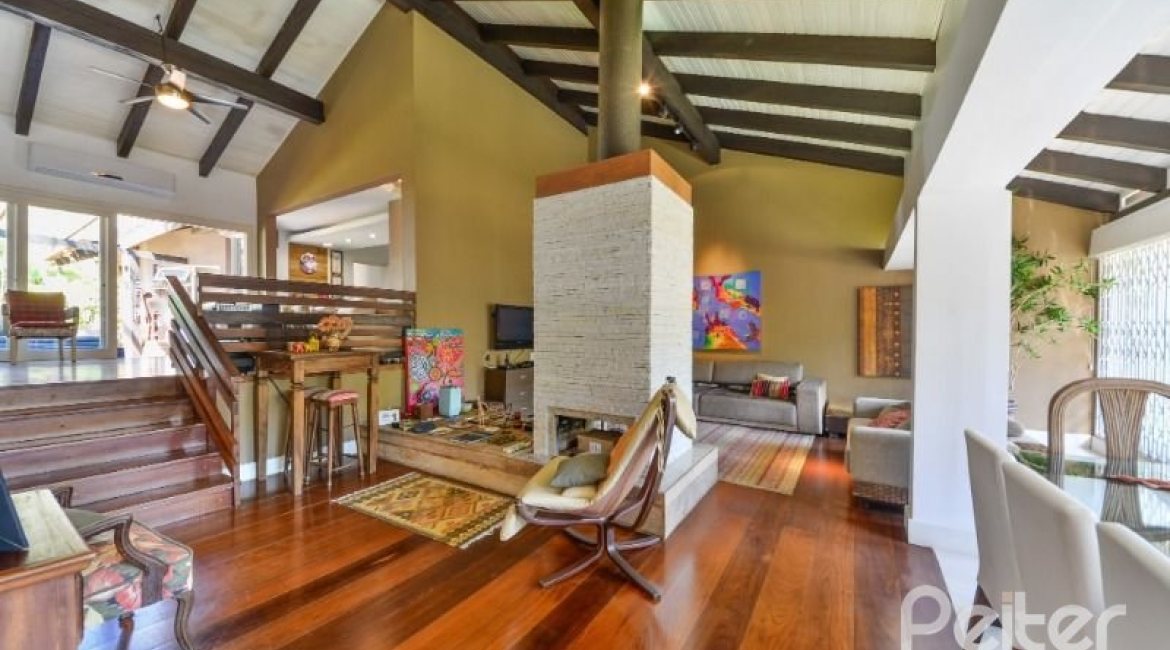 Casa à venda com 326m², 3 dormitórios, 1 suíte, 4 vagas, no bairro Ipanema em Porto Alegre