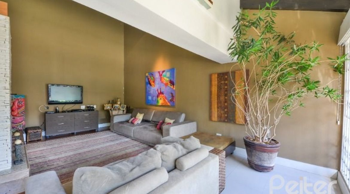 Casa à venda com 326m², 3 dormitórios, 1 suíte, 4 vagas, no bairro Ipanema em Porto Alegre