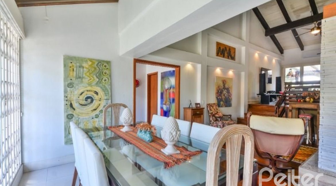 Casa à venda com 326m², 3 dormitórios, 1 suíte, 4 vagas, no bairro Ipanema em Porto Alegre