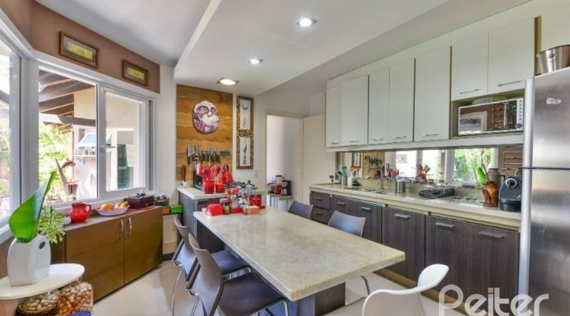 Casa à venda com 326m², 3 dormitórios, 1 suíte, 4 vagas, no bairro Ipanema em Porto Alegre