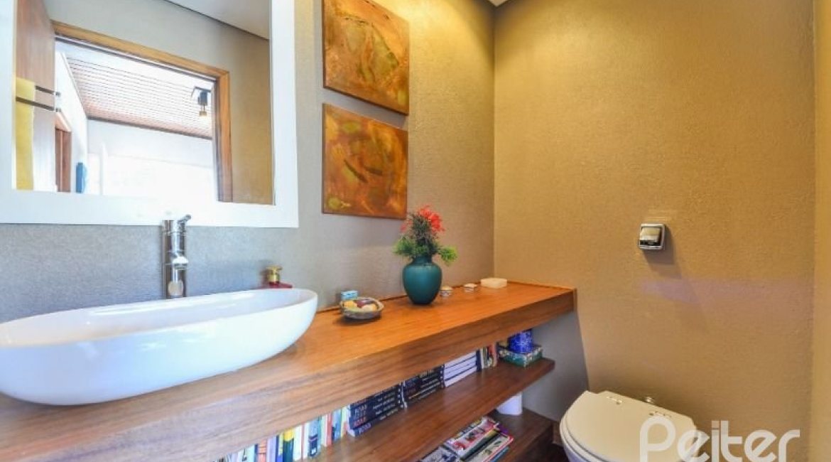 Casa à venda com 326m², 3 dormitórios, 1 suíte, 4 vagas, no bairro Ipanema em Porto Alegre