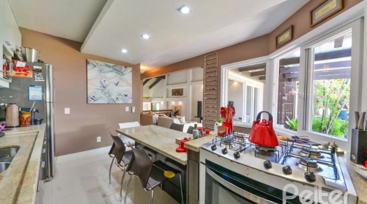 Casa à venda com 326m², 3 dormitórios, 1 suíte, 4 vagas, no bairro Ipanema em Porto Alegre