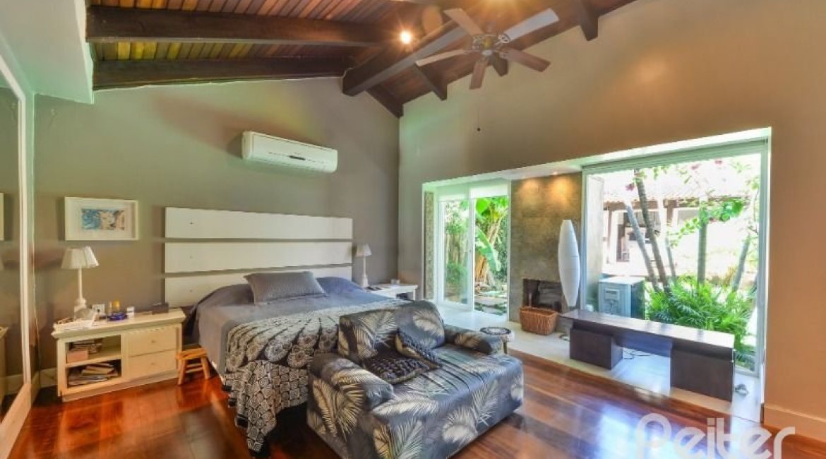 Casa à venda com 326m², 3 dormitórios, 1 suíte, 4 vagas, no bairro Ipanema em Porto Alegre