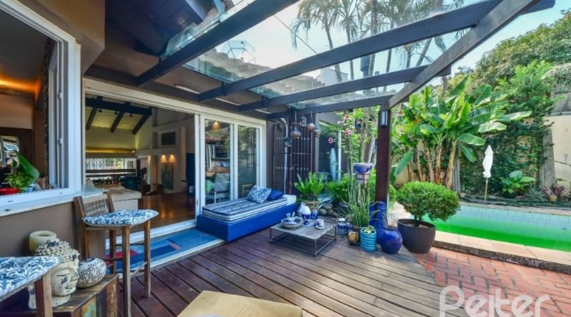 Casa à venda com 326m², 3 dormitórios, 1 suíte, 4 vagas, no bairro Ipanema em Porto Alegre