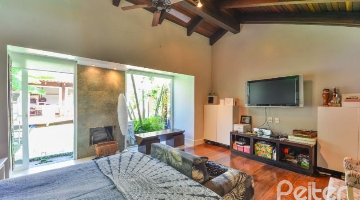 Casa à venda com 326m², 3 dormitórios, 1 suíte, 4 vagas, no bairro Ipanema em Porto Alegre