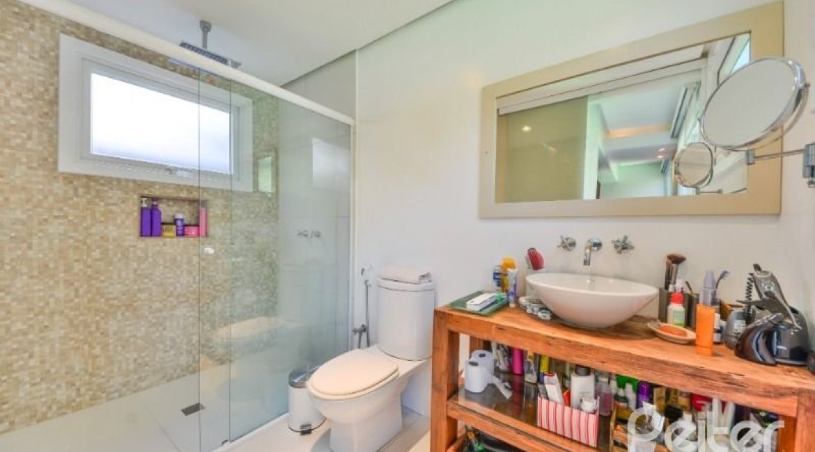 Casa à venda com 326m², 3 dormitórios, 1 suíte, 4 vagas, no bairro Ipanema em Porto Alegre