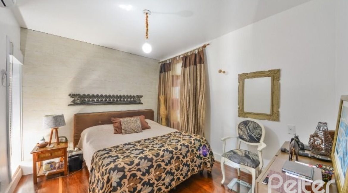 Casa à venda com 326m², 3 dormitórios, 1 suíte, 4 vagas, no bairro Ipanema em Porto Alegre