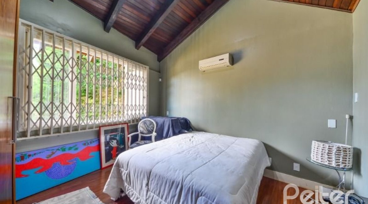 Casa à venda com 326m², 3 dormitórios, 1 suíte, 4 vagas, no bairro Ipanema em Porto Alegre