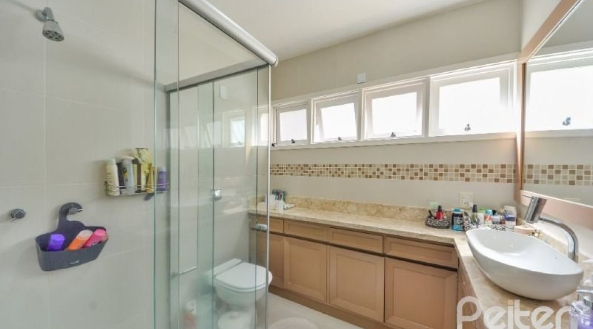 Casa à venda com 326m², 3 dormitórios, 1 suíte, 4 vagas, no bairro Ipanema em Porto Alegre