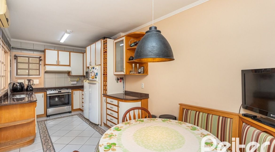 Casa em Condomínio à venda com 176m², 4 dormitórios, 2 suítes, 3 vagas, no bairro Ipanema em Porto Alegre
