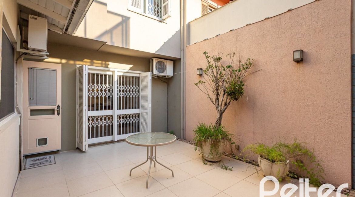 Casa em Condomínio à venda com 176m², 4 dormitórios, 2 suítes, 3 vagas, no bairro Ipanema em Porto Alegre