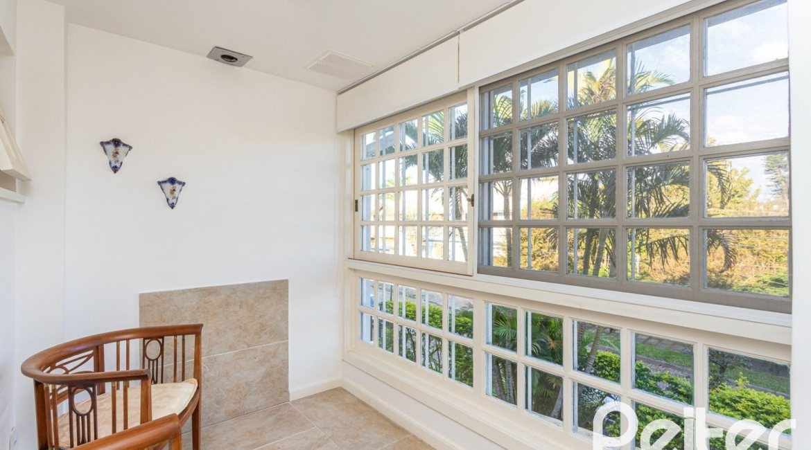 Casa em Condomínio à venda com 176m², 4 dormitórios, 2 suítes, 3 vagas, no bairro Ipanema em Porto Alegre