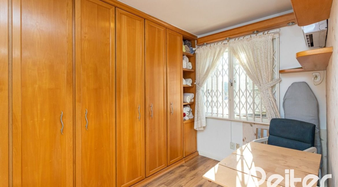 Casa em Condomínio à venda com 176m², 4 dormitórios, 2 suítes, 3 vagas, no bairro Ipanema em Porto Alegre