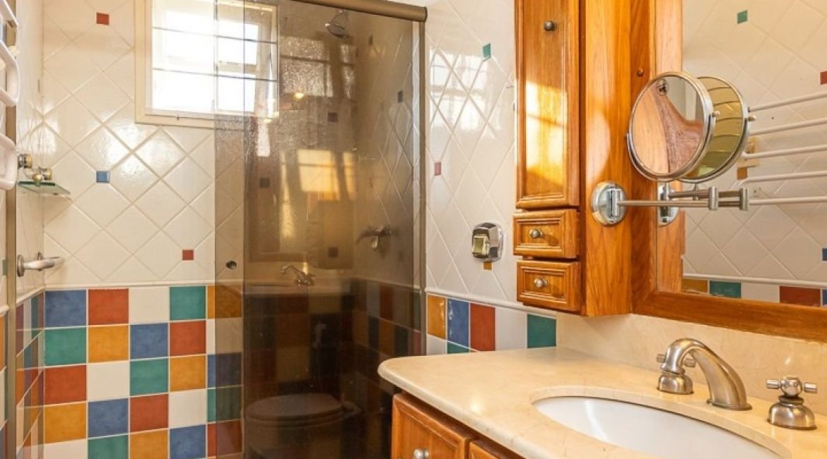 Casa em Condomínio à venda com 176m², 4 dormitórios, 2 suítes, 3 vagas, no bairro Ipanema em Porto Alegre