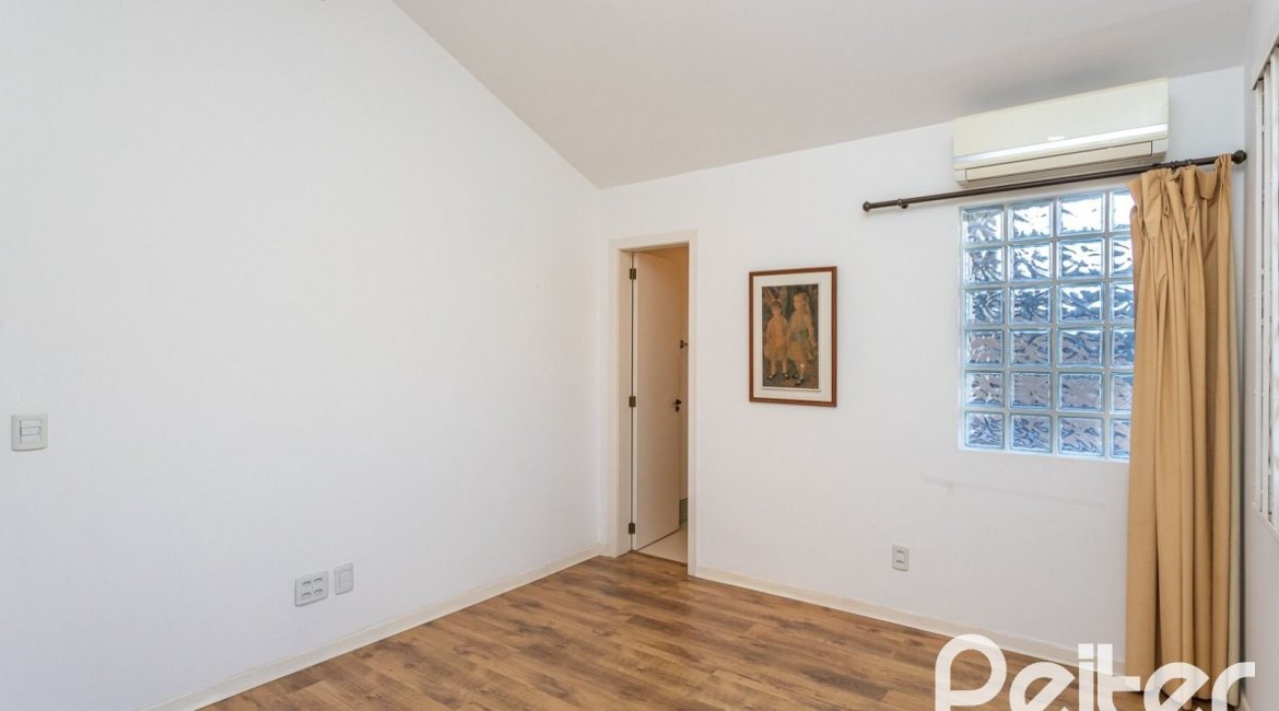 Casa em Condomínio à venda com 176m², 4 dormitórios, 2 suítes, 3 vagas, no bairro Ipanema em Porto Alegre