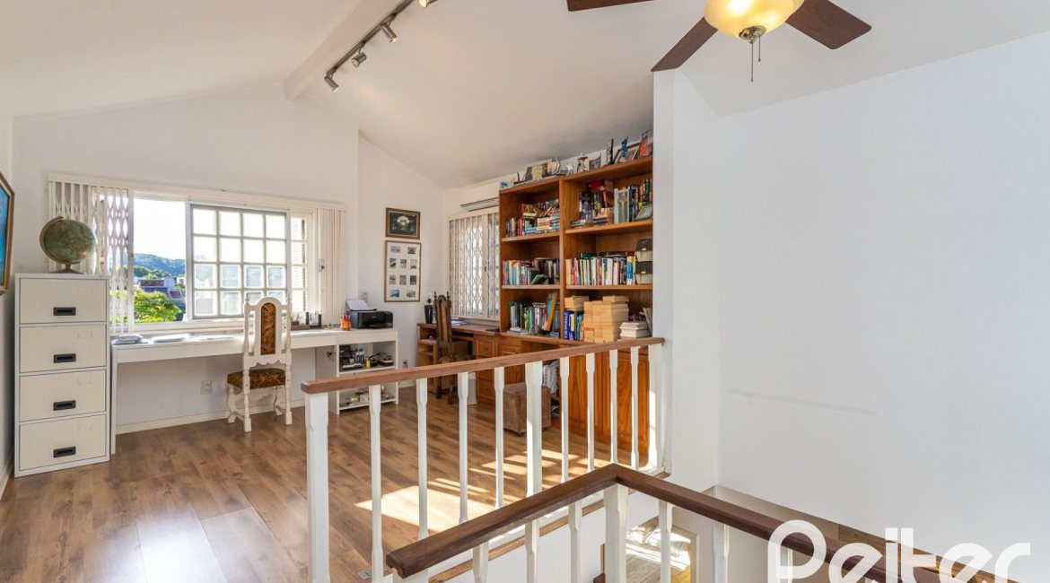 Casa em Condomínio à venda com 176m², 4 dormitórios, 2 suítes, 3 vagas, no bairro Ipanema em Porto Alegre