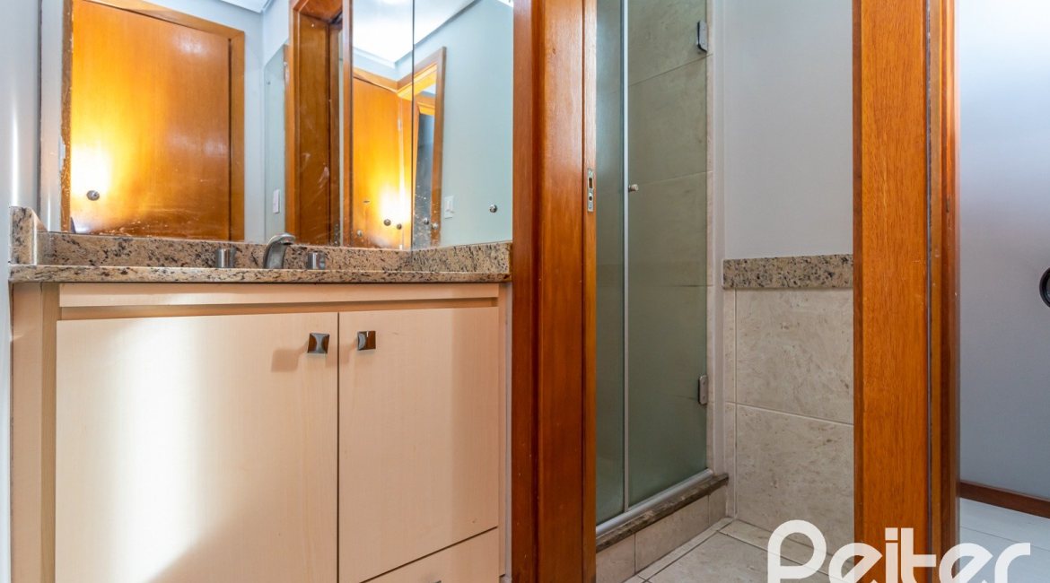 Apartamento à venda com 74m², 2 dormitórios, 1 suíte, 1 vaga, no bairro Santana em Porto Alegre