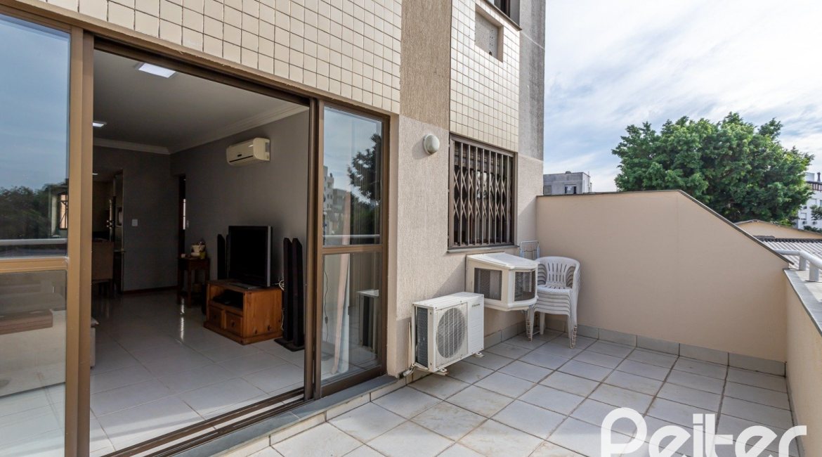 Apartamento à venda com 74m², 2 dormitórios, 1 suíte, 1 vaga, no bairro Santana em Porto Alegre