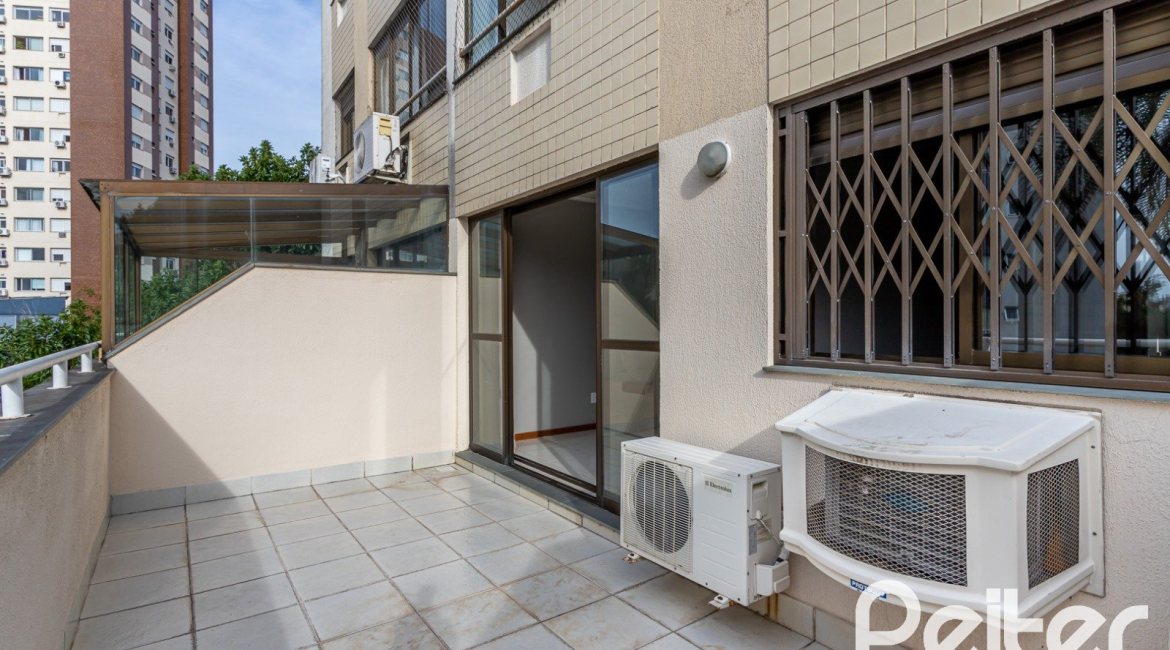 Apartamento à venda com 74m², 2 dormitórios, 1 suíte, 1 vaga, no bairro Santana em Porto Alegre
