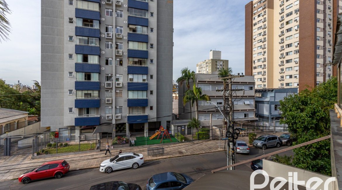 Apartamento à venda com 74m², 2 dormitórios, 1 suíte, 1 vaga, no bairro Santana em Porto Alegre