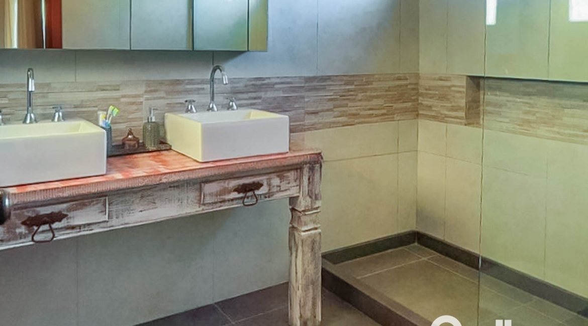 Casa em Condomínio à venda com 166m², 3 dormitórios, 2 suítes, 1 vaga, no bairro Hípica em Porto Alegre