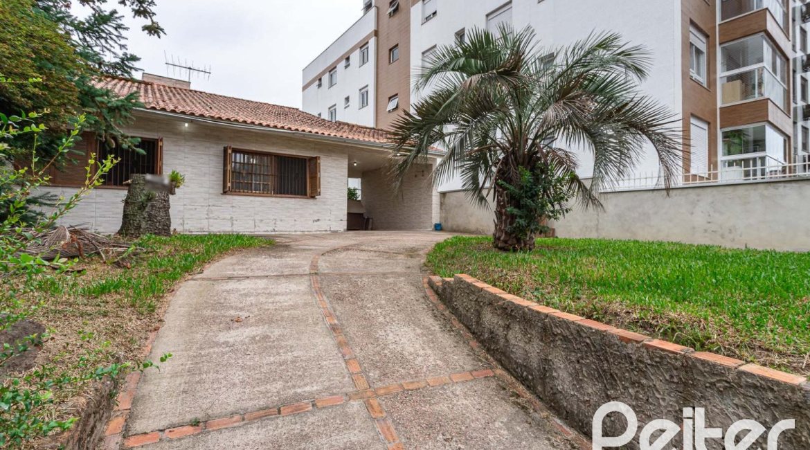 Casa à venda com 180m², 3 dormitórios, 1 suíte, 2 vagas, no bairro Tristeza em Porto Alegre