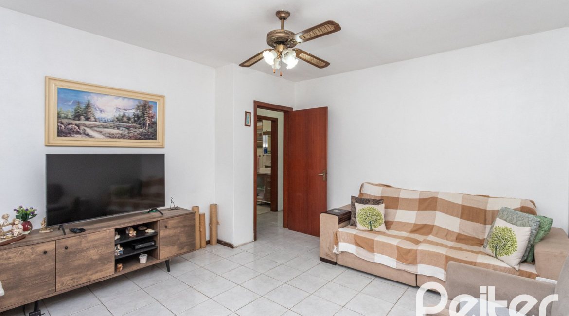 Casa à venda com 180m², 3 dormitórios, 1 suíte, 2 vagas, no bairro Tristeza em Porto Alegre