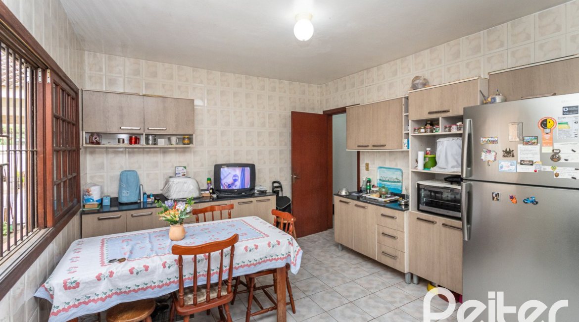 Casa à venda com 180m², 3 dormitórios, 1 suíte, 2 vagas, no bairro Tristeza em Porto Alegre