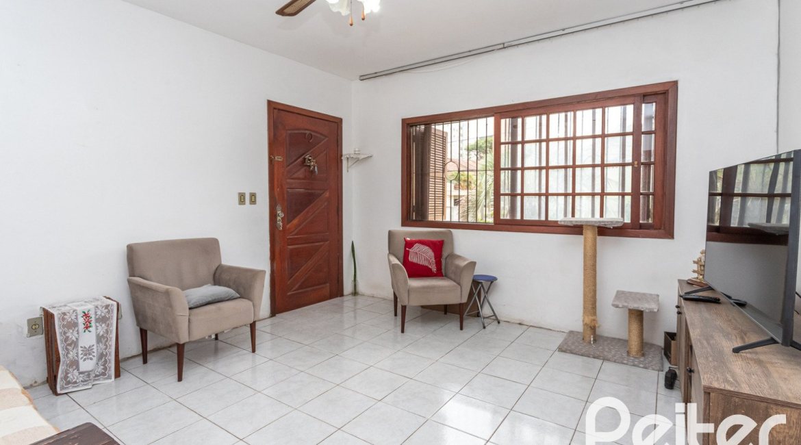 Casa à venda com 180m², 3 dormitórios, 1 suíte, 2 vagas, no bairro Tristeza em Porto Alegre