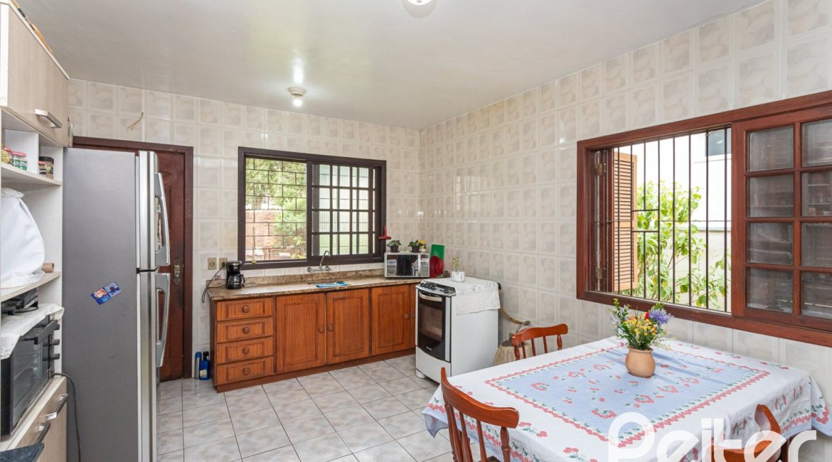 Casa à venda com 180m², 3 dormitórios, 1 suíte, 2 vagas, no bairro Tristeza em Porto Alegre