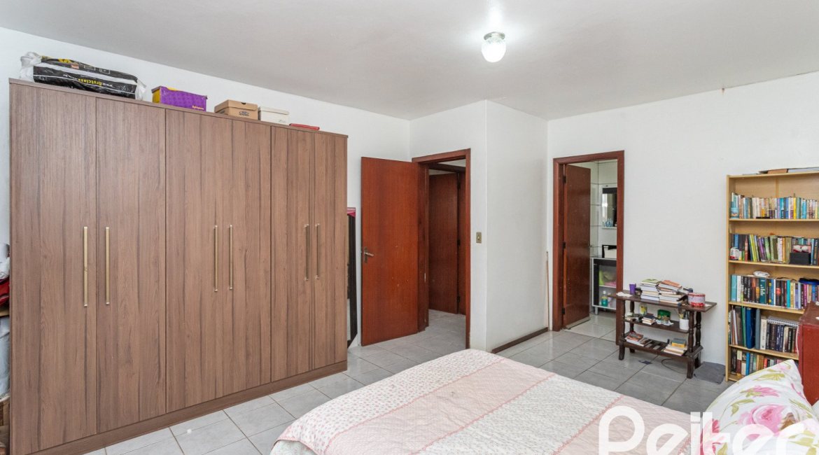 Casa à venda com 180m², 3 dormitórios, 1 suíte, 2 vagas, no bairro Tristeza em Porto Alegre