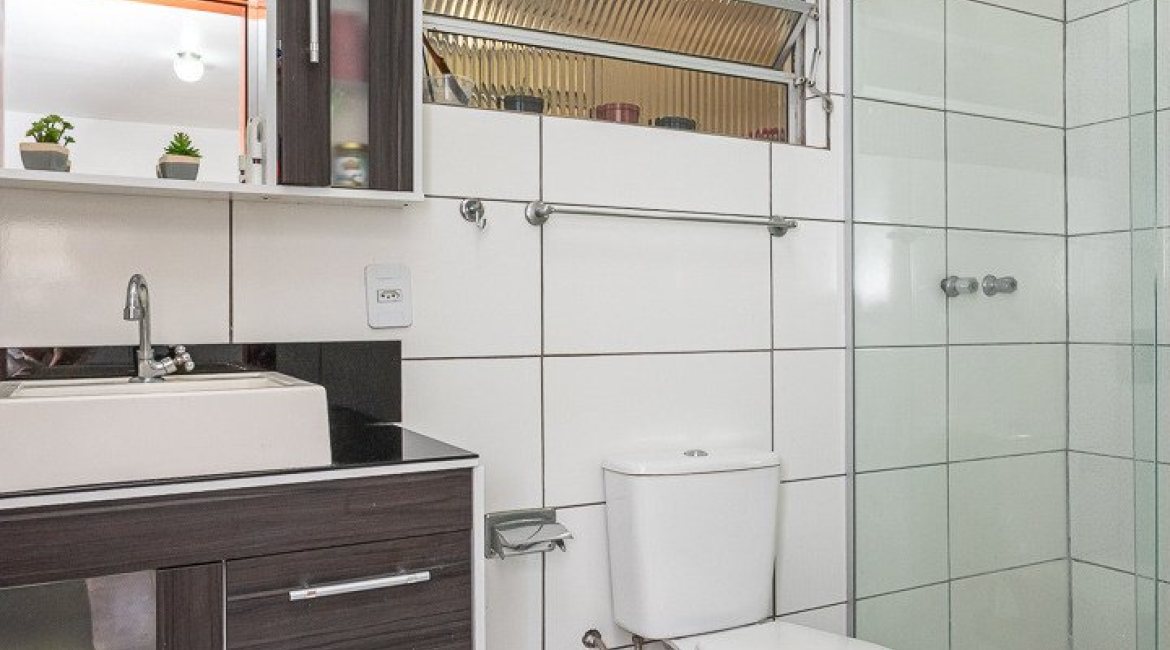 Casa à venda com 180m², 3 dormitórios, 1 suíte, 2 vagas, no bairro Tristeza em Porto Alegre