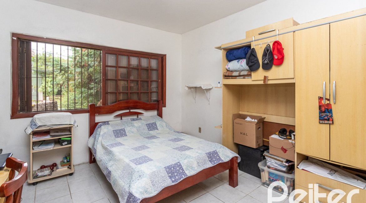 Casa à venda com 180m², 3 dormitórios, 1 suíte, 2 vagas, no bairro Tristeza em Porto Alegre