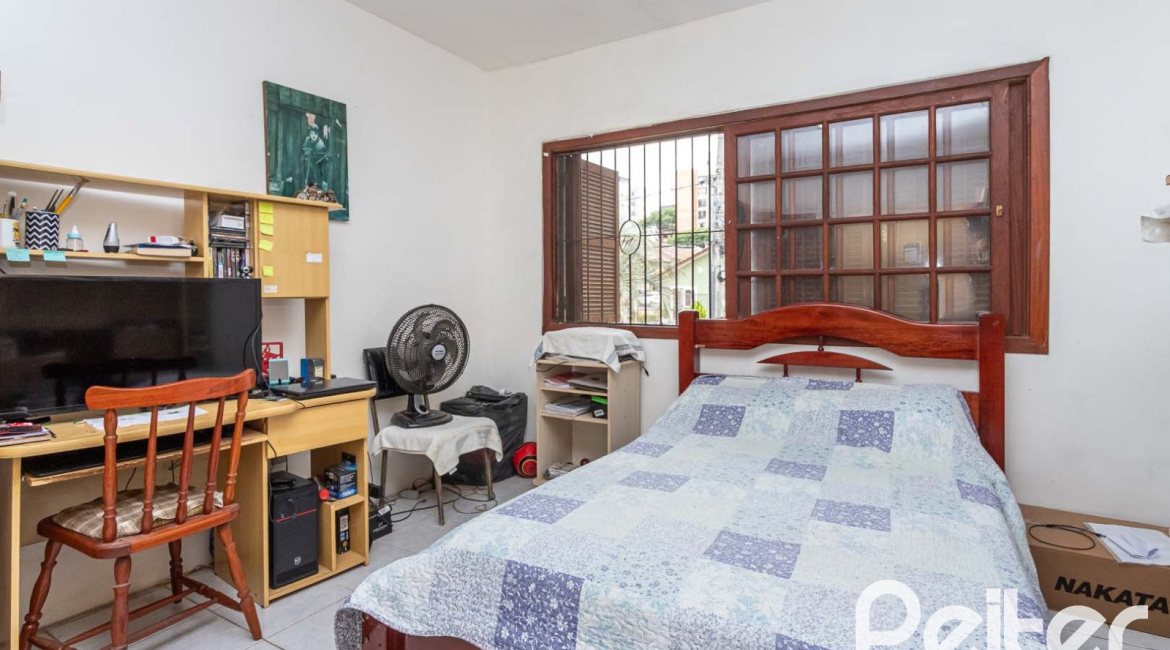 Casa à venda com 180m², 3 dormitórios, 1 suíte, 2 vagas, no bairro Tristeza em Porto Alegre