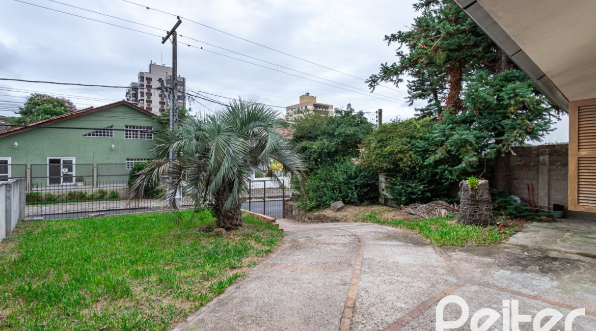 Casa à venda com 180m², 3 dormitórios, 1 suíte, 2 vagas, no bairro Tristeza em Porto Alegre